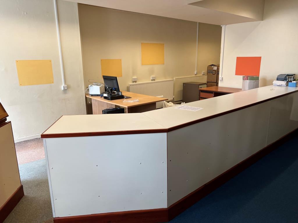 Lot: 13 - FREEHOLD TOWN CENTRE BUILDING WITH POTENTIAL - Inside of the reception area of ground floor office